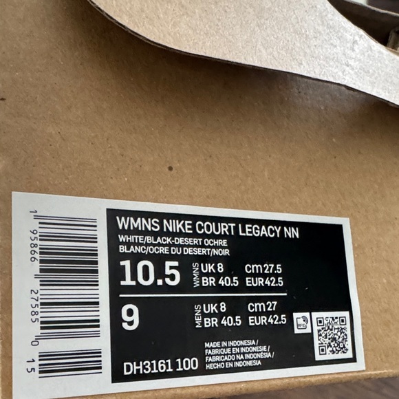 Like New Nike White and Black Sneakers with Orange Trim - Picture 11 of 11